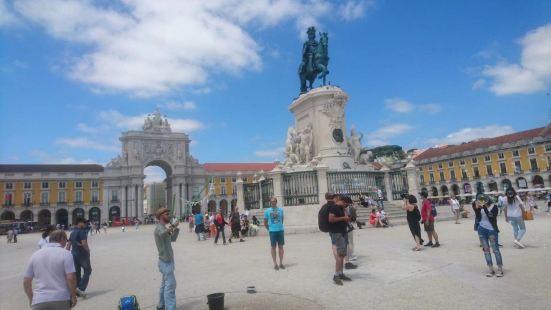 奥古斯塔街凯旋门是葡萄牙里斯本的一个石砌历史建筑和旅游景点，