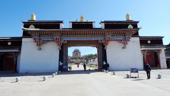 各莫寺又称慧园寺，是阿坝藏传佛教格鲁派三大寺院之一，建筑规模