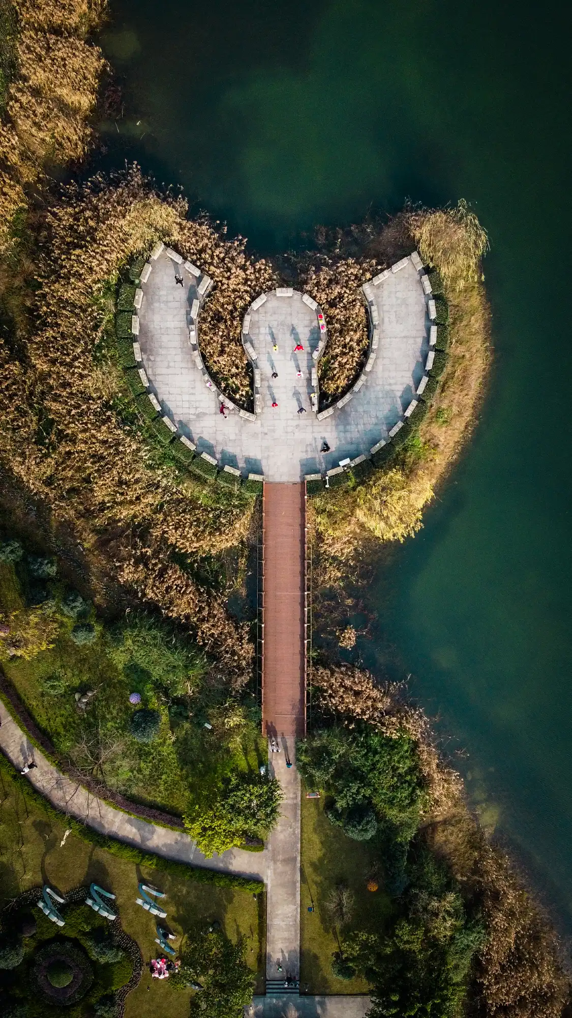 Hotels near E'xiu Lake Park
