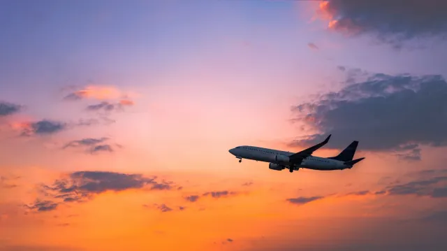 Wir alle lieben es, zu fliegen, aber wir sollten uns über unsere CO2-Emissionen bewusst sein