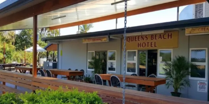 Queens Beach Motor Hotel