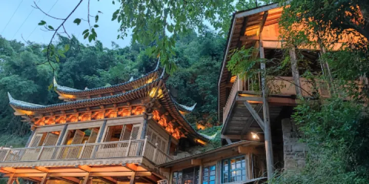 金剛碑·温泉老村