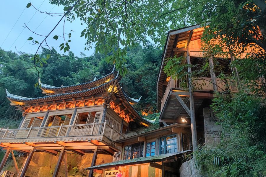 金剛碑·温泉老村