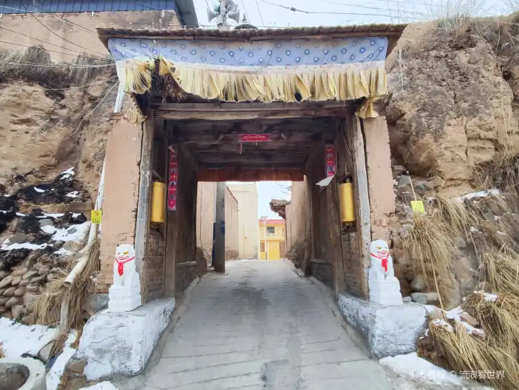 Hotels near Regong Art Township, Huangnan