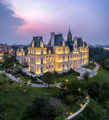 鄰近溪流背坡村的酒店