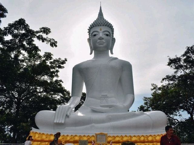 เดินบันไดไปไหว้พระที่ภูสิงห์ จ.กาฬสินธุ์