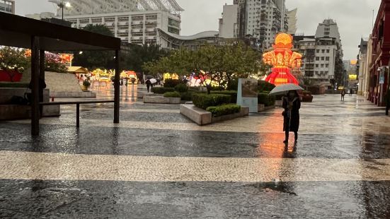 塔石廣場喺高士德馬路旁邊,每年都會有唔同特色嘅攤位藝墟等等喺