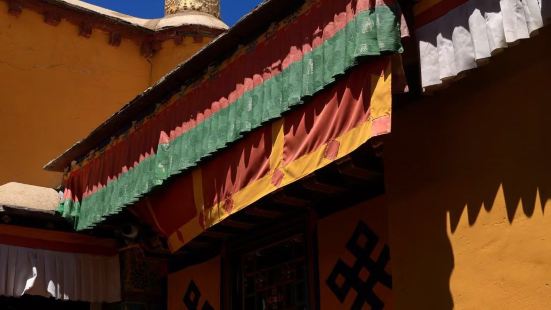 西藏的第一座寺庙。清晨或傍晚时分，可以登上桑耶寺旁的海布日神