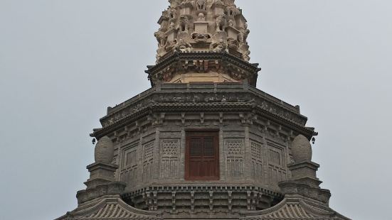 正定府大菩萨在定城内隆兴寺的大悲阁中为千手千眼观音菩萨像，高