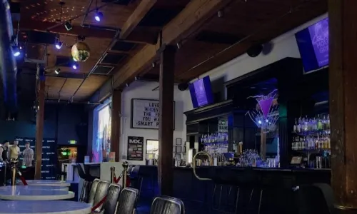 Queer/Bar
