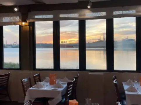 Russell's on Lake Ivanhoe