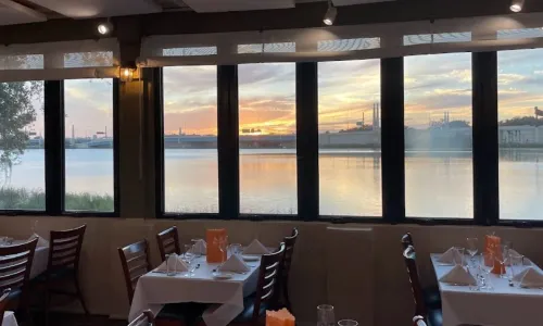 Russell's on Lake Ivanhoe