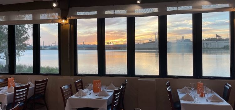 Russell's on Lake Ivanhoe