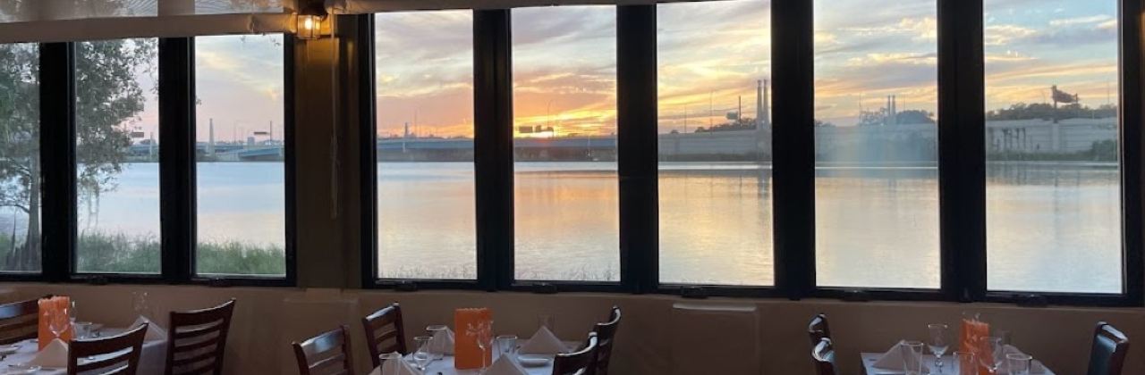 Russell's on Lake Ivanhoe