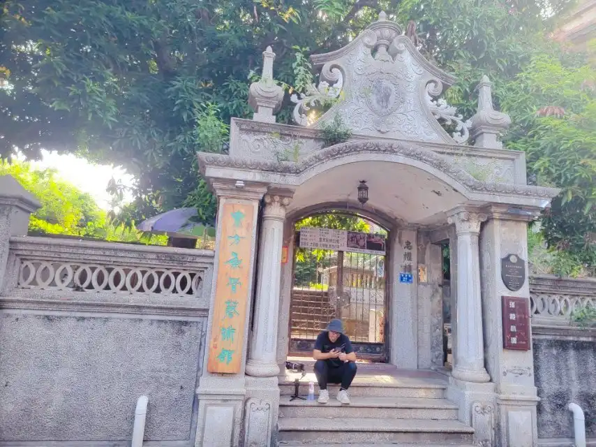 Hotels near Yang's Villa