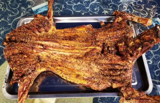 岭上人家鄉情阁烤全羊