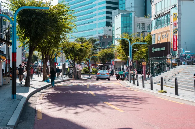 首爾弘大購物街的白日街景