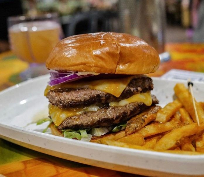 Cheeseburger In Paradiseのおすすめメニュー・口コミ・営業情報