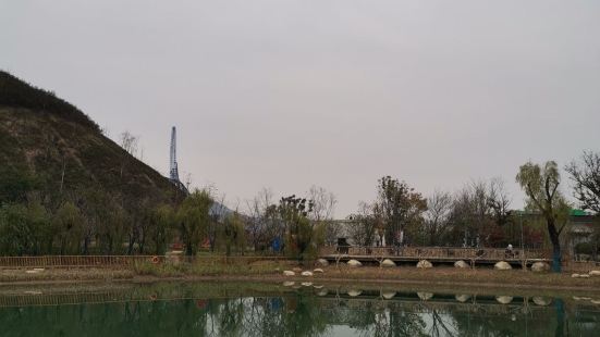 现在很多水库都变成了景点，白庙子水库生态湿地公园也是在这个基