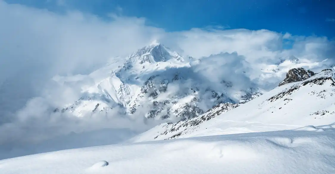 Hotels near Geladandong Snow Mountain