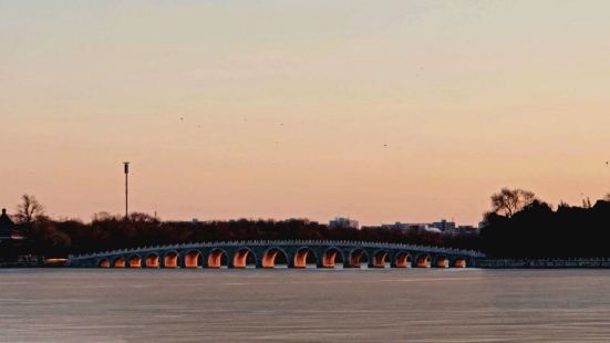 十七孔橋西連南湖島，東接廓如亭飛跨於東堤和南湖島之間，不但是