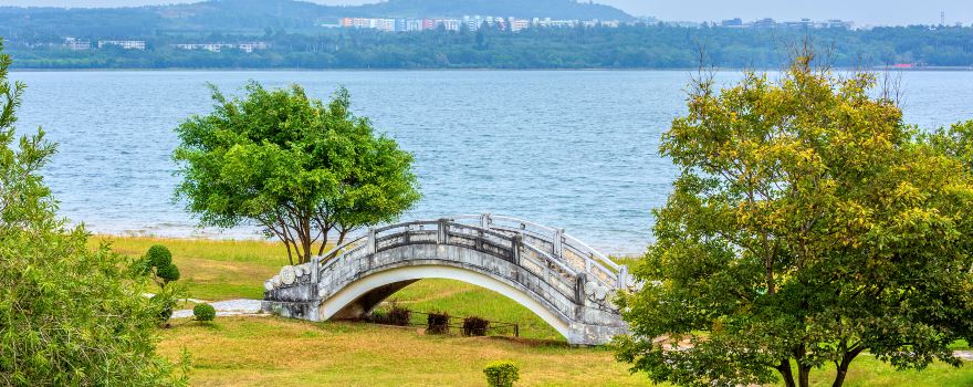 湖光岩