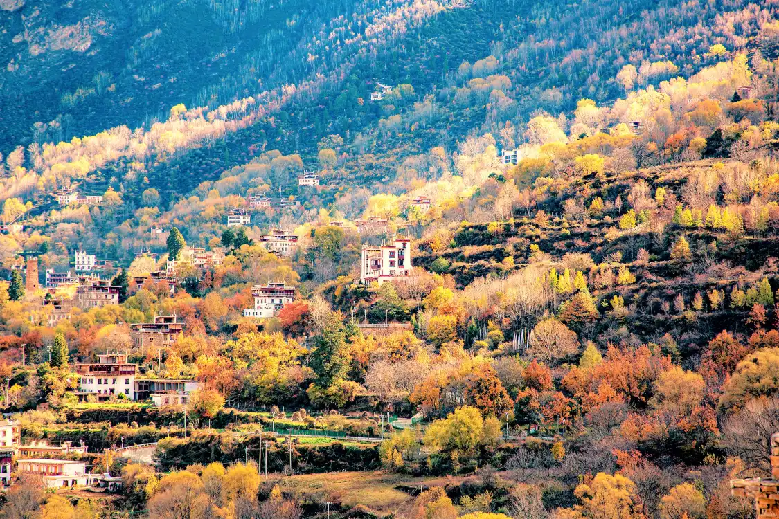 Hotels near Zhonglu Tibetan Village