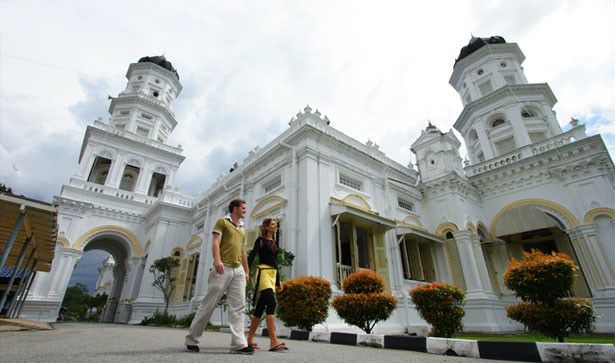 Sultan Abu Bakar Mosque travel guidebook -must visit attractions 