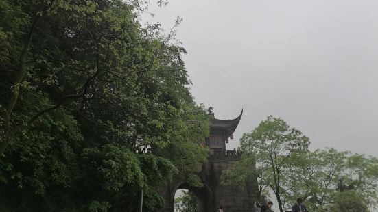 玉垒关位于都江堰景区玉垒山公园内，是一座始建于汉代的古代城关