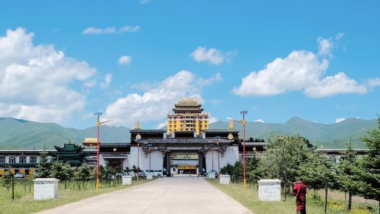 探秘川西小众景点，草原上的百年古刹各莫寺据阿坝县城13公里，