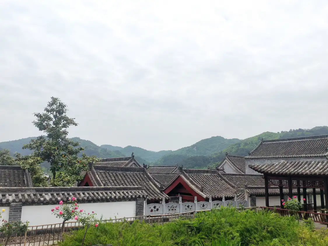 Hotels near Tongbai Revolution Memorial Hall