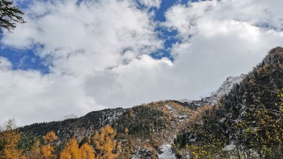 米亚罗，猛古村，霸王神山。今年突然就火了。从成都过去3个多小