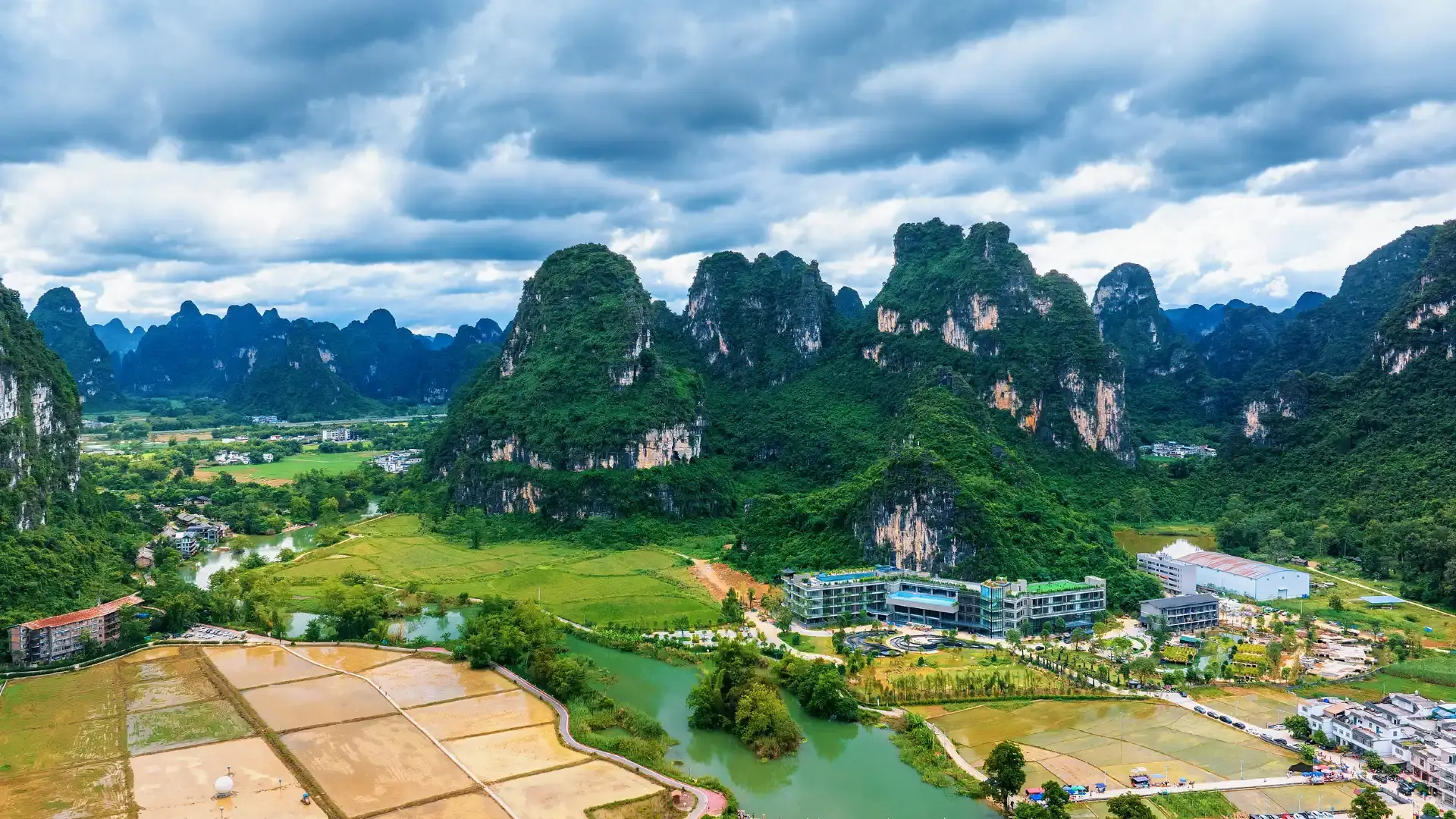 Hotels near Mingshi Village