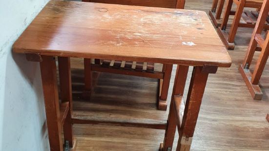 沒有甚麼好逛的，裡面有郵局等等。進去前要掃描QR 因為 &q