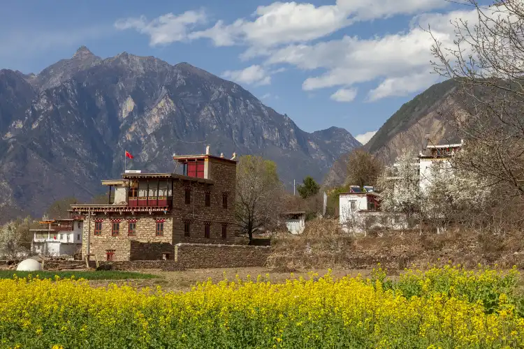 Hotels near Ancient Scuptures, Suopo Tibetan Village