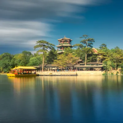 Отели рядом с достопримечательностью «Chengde Imperial Summer Villa (Dehui Gate)»