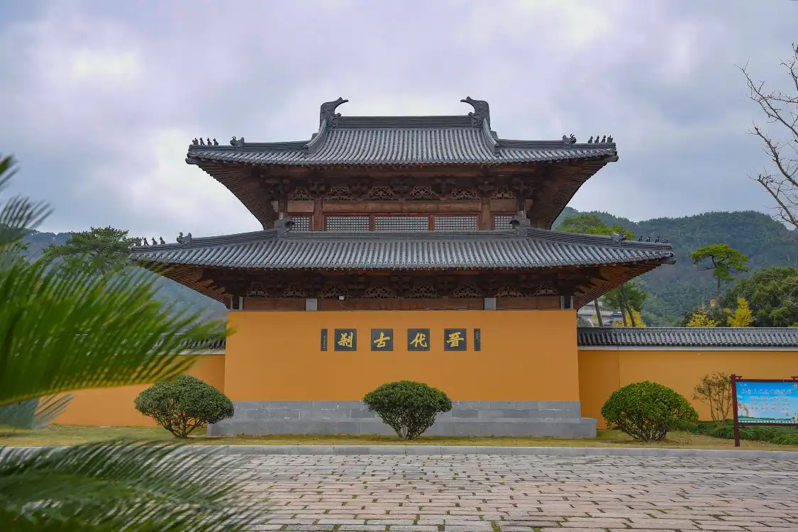 Hotels near Daci Temple