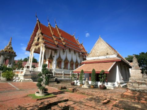 โรงเรียนกีฬานครนนท์วิทยา ๖ โรงแรมใกล้เคียง