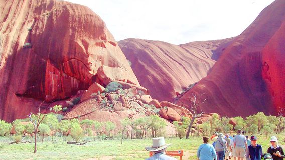 Uluṟu-Kata Tjuṯa Cultural Centre