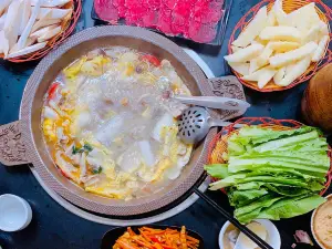 Dao Cheng A Bite of Bacon pigs feet soup pot