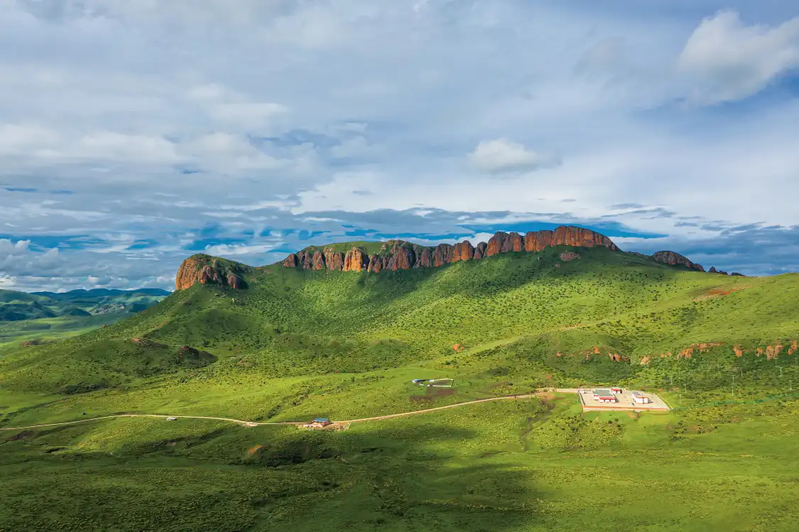 Hotels near Red Stone Cliff