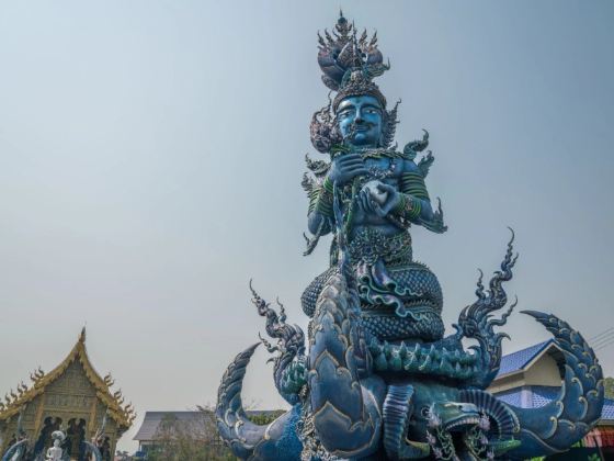 Wat Rong Suea Ten (Blue Temple)