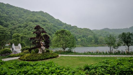 新建的銅鑒湖公園位於雙浦鎮銅鑒湖北側，以自然山水為基底，以谷