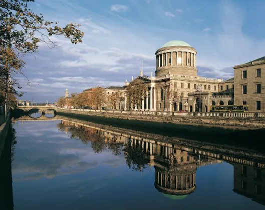 Dublin Discovered Boat Tours周辺のホテル