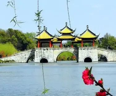 五亭桥（Wuting Bridge），别名莲花桥，是中国江苏