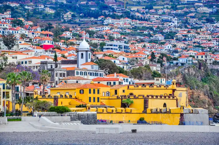 Hotels near Sao Tiago Fort