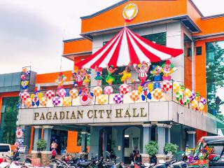 Pagadian City, known as the "Little Hong Kong of the South" for its mountainous terrain, is the capital of the province of Zamboanga del Sur and the regional center of the Zamboanga Peninsula. Every December this little city has its own unique way to celebrate Christmas festivities, they design and put some decors on their Plaza Luz and their City Hall which is just in front of them. 
#scenicspotguide#nyedestinations#decembertravel#instagramworthydestinations#holidayvacation#wintergetaway#awesomepic