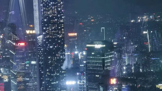 广州塔上看广州市区的夜景，看广州东西塔的守望相伴，城市的繁华