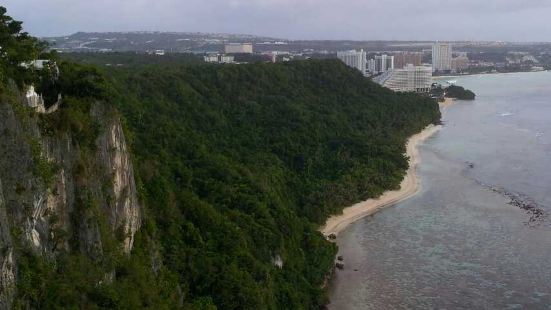 【情人崖】又称为恋人岬、青丝崖等，是关岛最有名的旅游景点。传