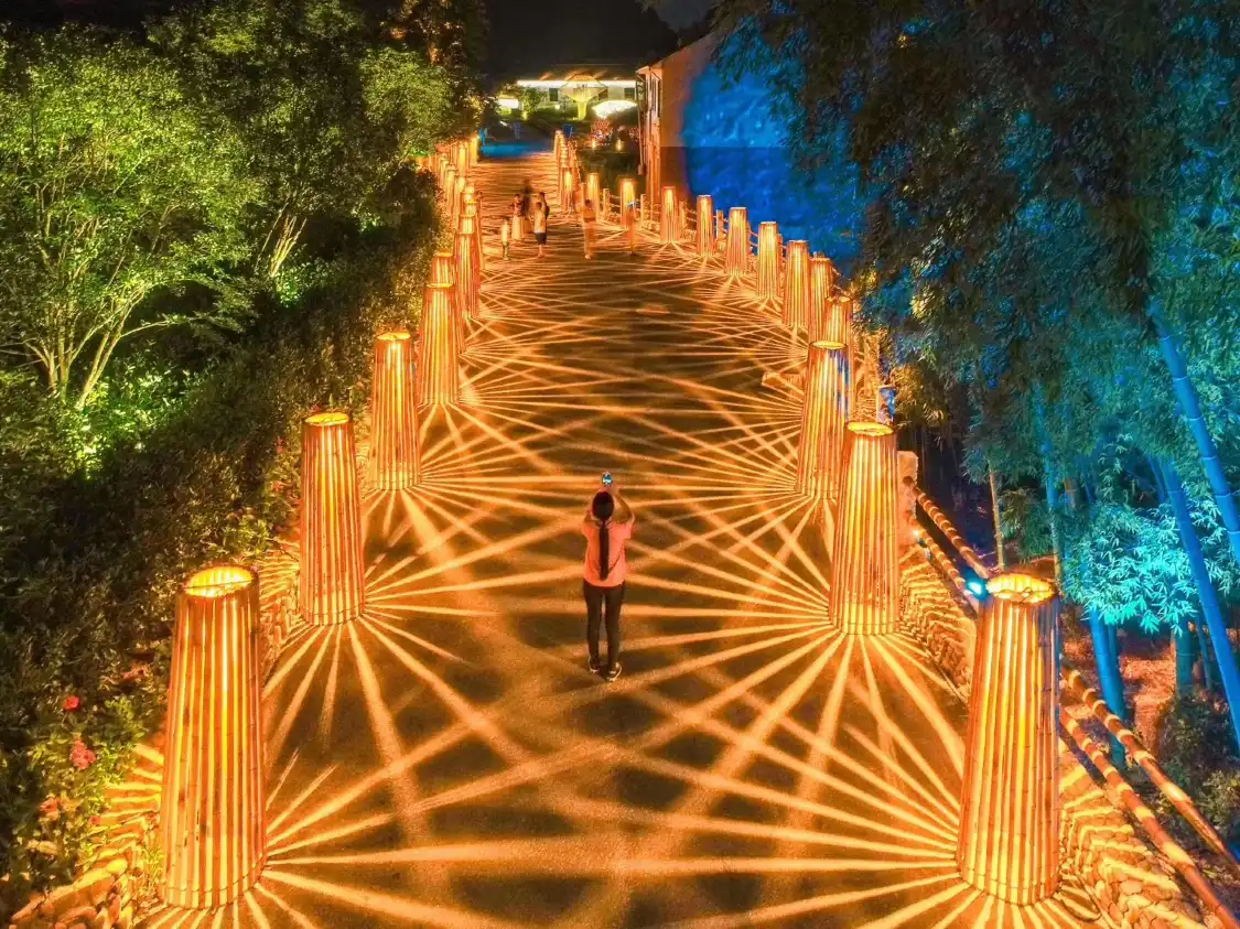 Hotels near Earth Light Art Commune